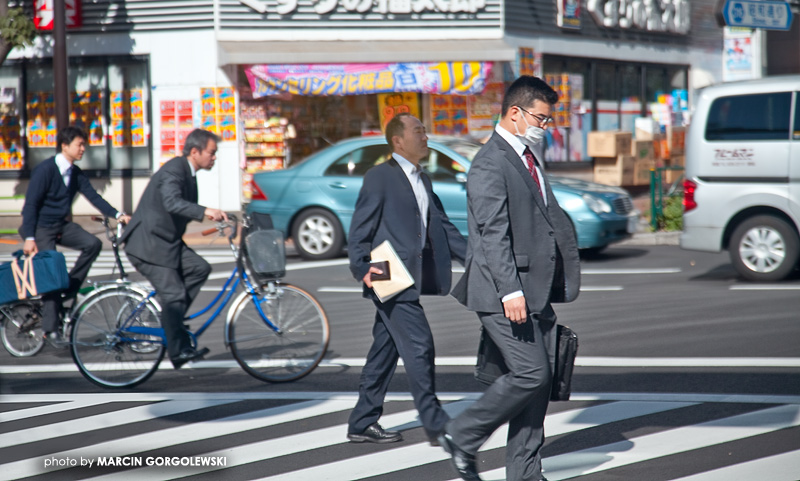 japonczycy w drodze do pracy