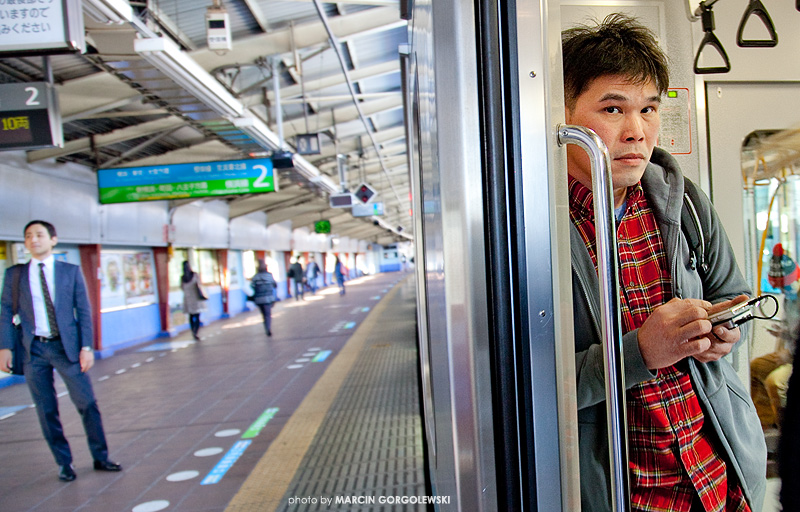 japonczyk,w metro,peron