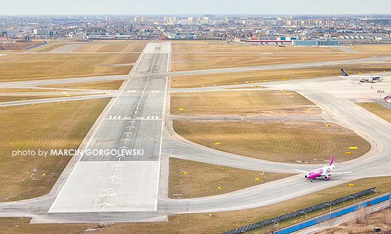 pas lotniska ladowanie widok pasa port lotniczy okecie chopina lotnisko warszawa panorama lotnicza